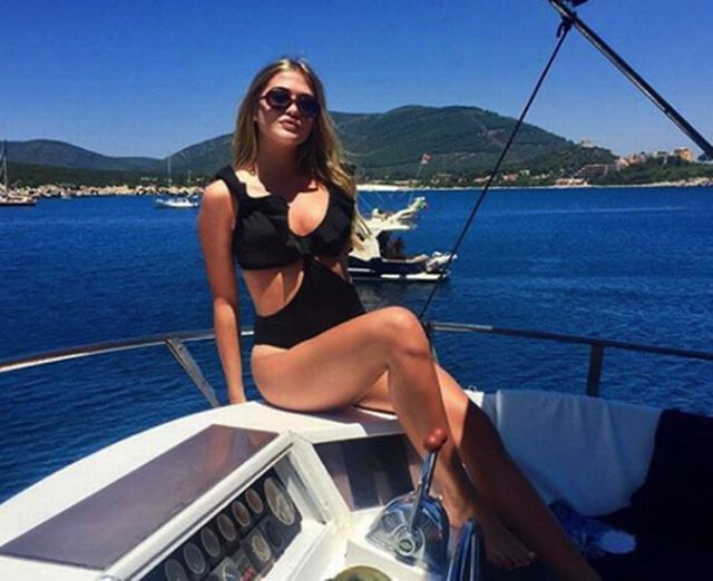 Bạn gái xinh đẹp của Aguero khiến cổ động viên Man City phát cuồng”-3