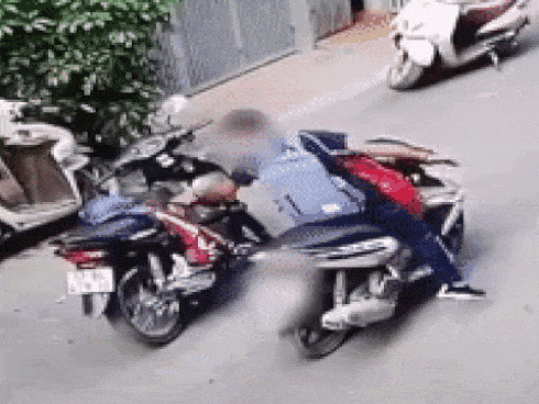 Clip: Nam thanh niên lấy trộm túi đồ rồi phóng đi tít tắp, khó hiểu hơn cả lại là chiếc xe máy dựng giữa đường của 