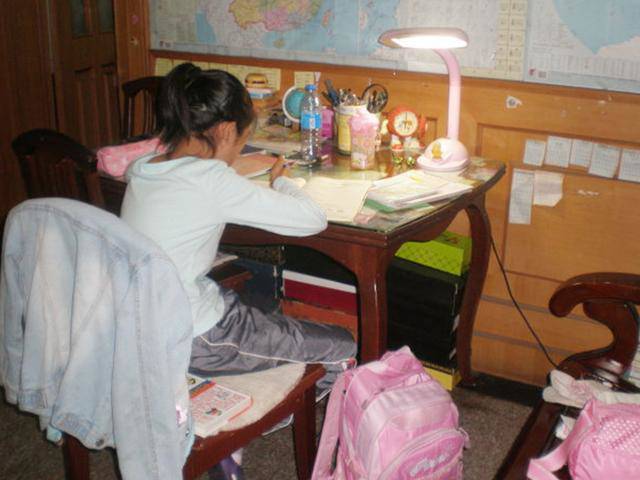 Cô giáo phê bình con không làm bài trong nhóm chat, mẹ gửi một bức ảnh, ai cũng im lặng-2