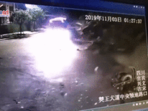 Khoảnh khắc xe tải thoát nạn khi hàng trăm tấn đất đá ập xuống đường