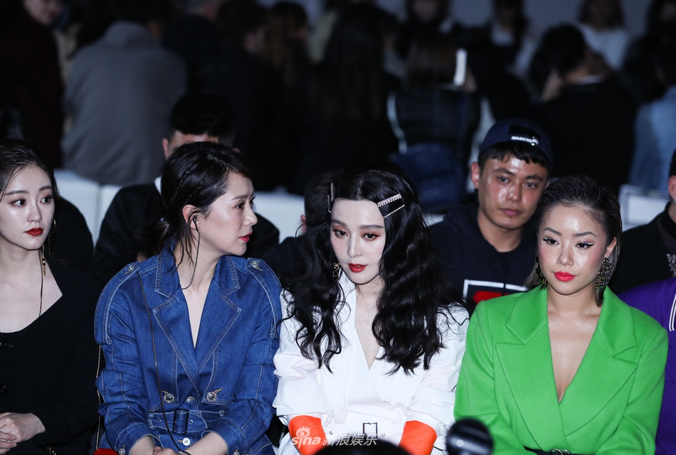 Đứng tim với gương mặt trang điểm trắng dã như tượng sáp của Phạm Băng Băng-1