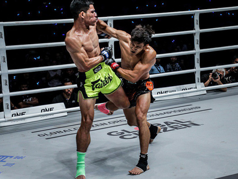 Em trai ăn đấm vỡ mặt, mỹ nhân võ thuật tấn công” sàn MMA châu Á-8