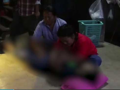 Dập nát bàn tay vì thói quen vừa sạc vừa dùng điện thoại-2