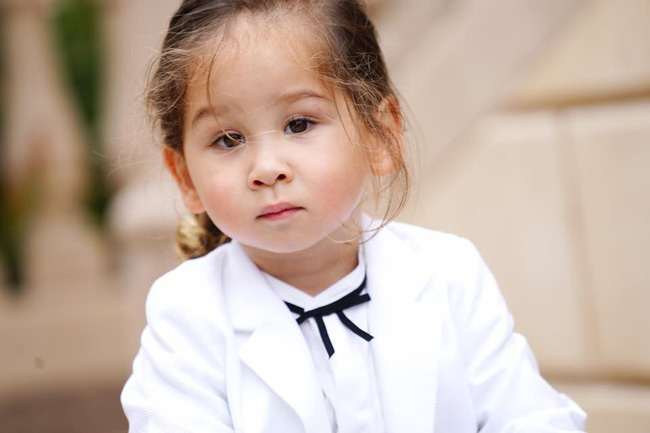 Bất ngờ với ngoại hình tóc dài bồng bềnh của con trai triệu phú Mimi Morris lúc nhỏ, lớn lên mới được mẹ cắt tóc nhưng vẫn ăn đứt vì độ sang chảnh và hào hoa-3