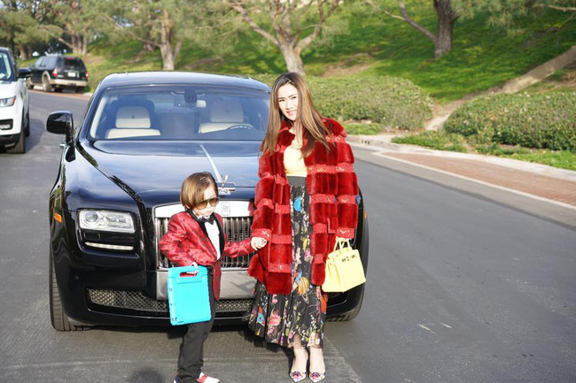 Bất ngờ với ngoại hình tóc dài bồng bềnh của con trai triệu phú Mimi Morris lúc nhỏ, lớn lên mới được mẹ cắt tóc nhưng vẫn ăn đứt vì độ sang chảnh và hào hoa-6