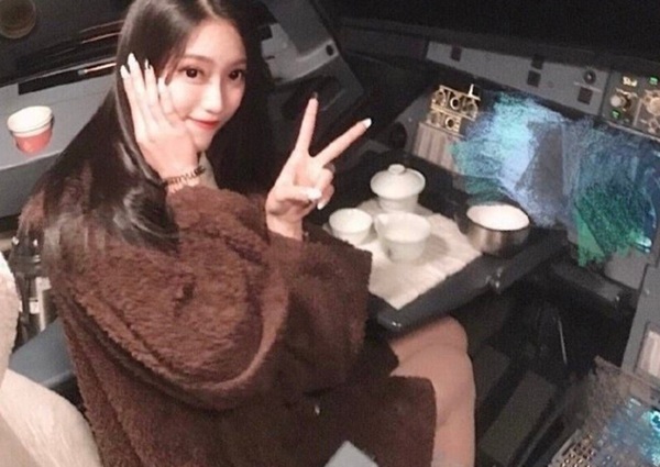 Phi công bị cấm bay cả đời vì sĩ gái, tự do cho người đẹp vào buồng lái chụp ảnh check-in-2