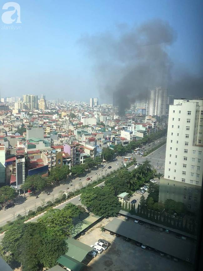 Cháy lớn tại Hà Nội, khói đen bốc nghi ngút khiến nhiều người dân lo lắng-2