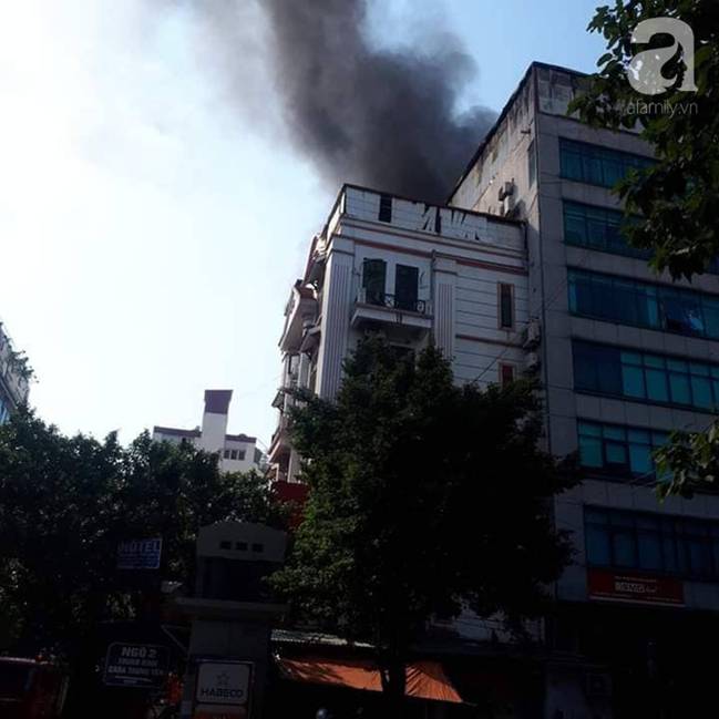 Cháy lớn tại Hà Nội, khói đen bốc nghi ngút khiến nhiều người dân lo lắng-4