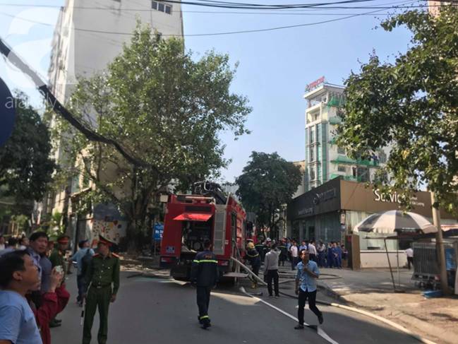 Cháy lớn tại Hà Nội, khói đen bốc nghi ngút khiến nhiều người dân lo lắng-6