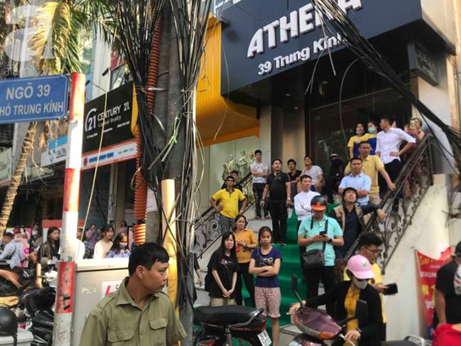 Cháy lớn tại Hà Nội, khói đen bốc nghi ngút khiến nhiều người dân lo lắng-7