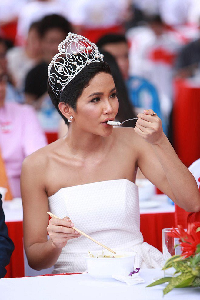 Hoa hậu nghèo nhất Việt Nam chia sẻ mâm cơm, chứng minh bản thân không giản dị-17