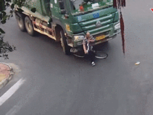 Khoảnh khắc cụ ông thoát chết thần kỳ dưới gầm xe tải