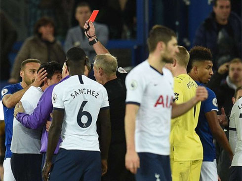 Xót xa trước những hình ảnh đầu tiên của Son Heung-min sau sự cố khiến đối thủ gãy chân: Buồn bã, thất thần và mất đi nụ cười trên môi-5