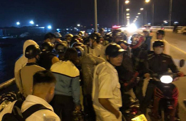Người mẹ cho con ăn cháo xong ôm con nhảy cầu, một bé may mắn thoát chết-1