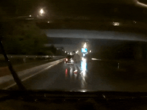 Người đàn ông băng qua đường liều lĩnh bị ôtô tông trúng