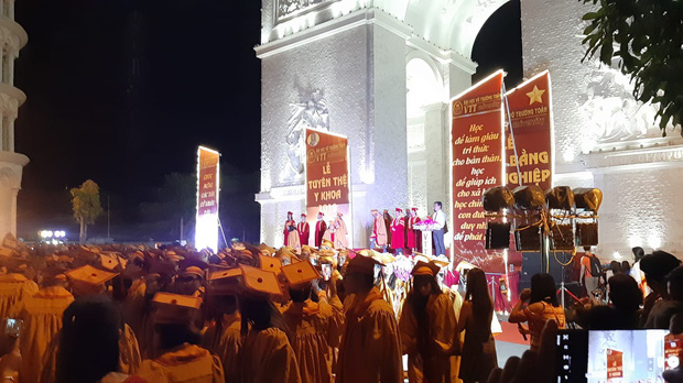 Choáng trước cảnh trường người ta bắn pháo hoa trong lễ tốt nghiệp, nhưng chiếc cổng siêu to khổng lồ còn gây sốt hơn-1