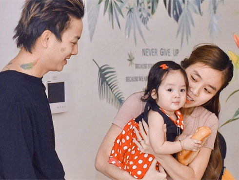 Vợ chồng Hoài Lâm lần hiếm hoi khoe ảnh đủ mặt 2 con gái-3