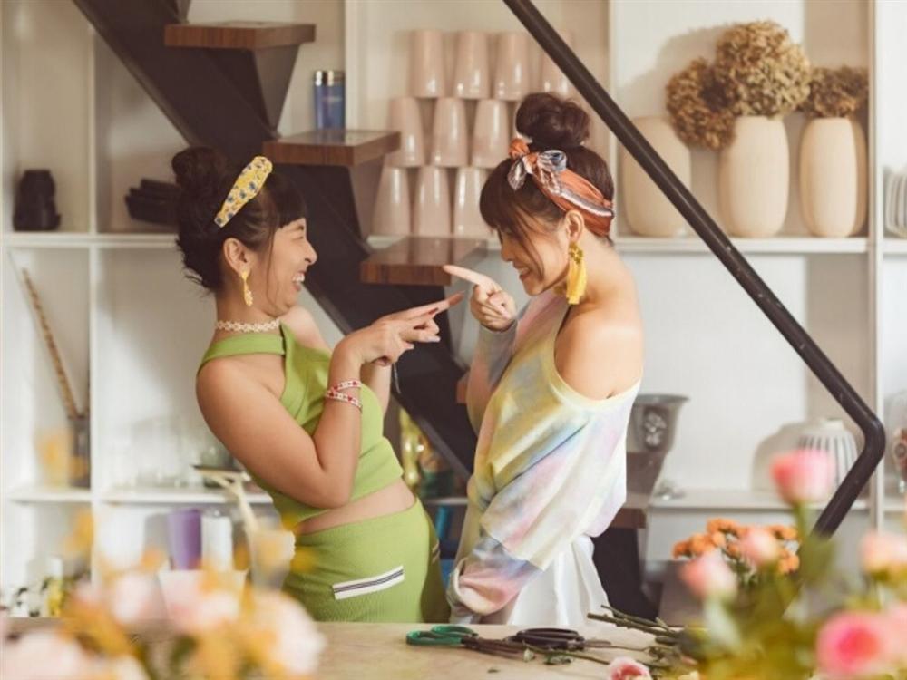 Phạm Quỳnh Anh hóa gái ế, tán tỉnh trai trẻ trong MV mới-1