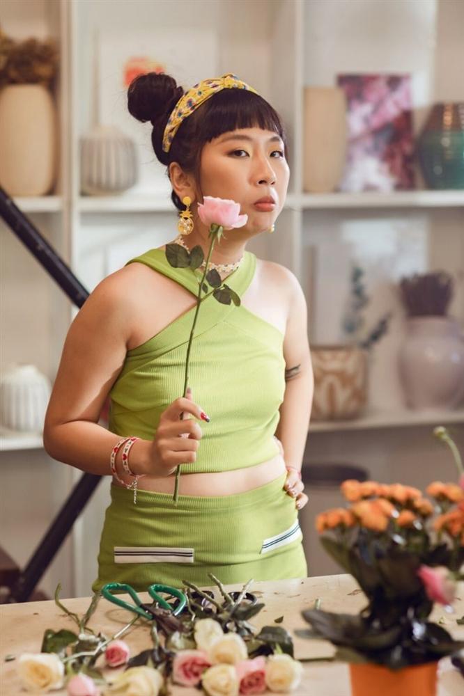 Phạm Quỳnh Anh hóa gái ế, tán tỉnh trai trẻ trong MV mới-5