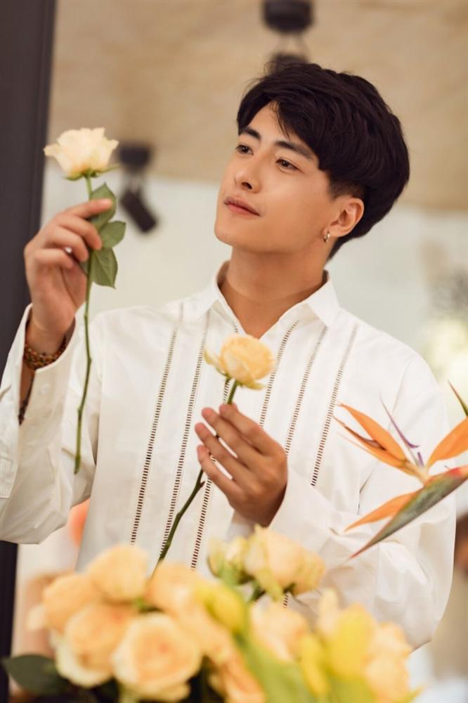 Phạm Quỳnh Anh hóa gái ế, tán tỉnh trai trẻ trong MV mới-6