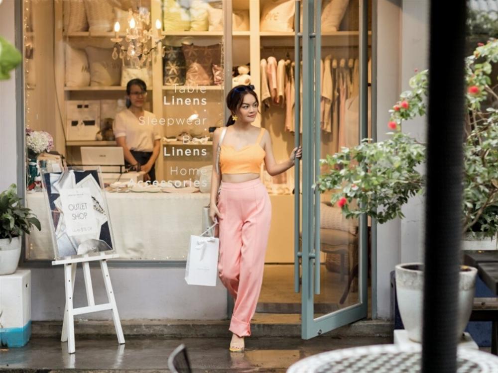 Phạm Quỳnh Anh hóa gái ế, tán tỉnh trai trẻ trong MV mới-10