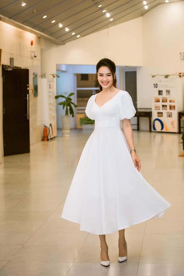 Nhan sắc đời thật khác trên phim của Khuê Hoa hồng trên ngực trái-6