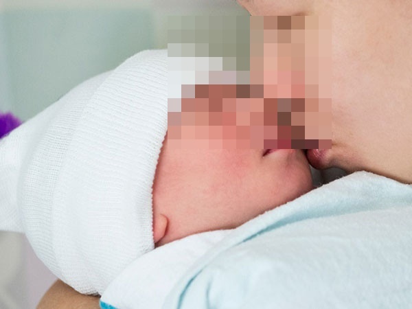 Bác sĩ Nhi khoa cảnh báo thêm một loạt virus cực nguy hiểm, dễ dàng lây khi hôn trẻ nhỏ-3