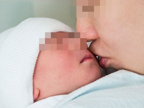Bác sĩ Nhi khoa cảnh báo thêm một loạt virus cực nguy hiểm, dễ dàng lây khi hôn trẻ nhỏ