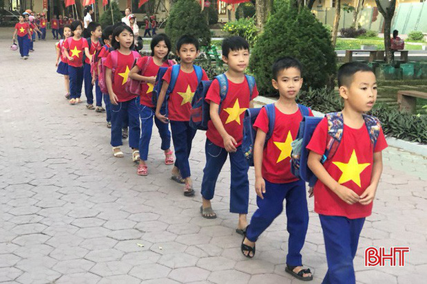 Xếp hàng đón con” lan tỏa đến hơn 140 trường học ở Hà Tĩnh-1