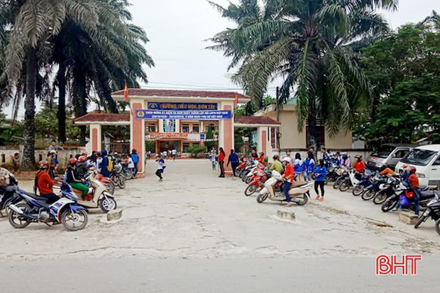 Xếp hàng đón con” lan tỏa đến hơn 140 trường học ở Hà Tĩnh-6