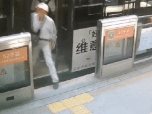 Nam hành khách kẹt chân vào cửa xe buýt, bị kéo lê vài mét