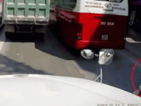 Tài xế container phanh cháy đường nhường 2 học sinh lách xe máy qua khe hẹp