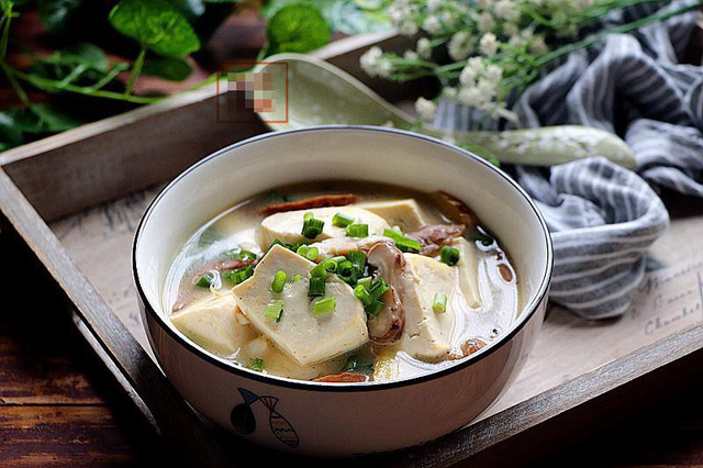 Dùng 1 miếng đùi gà và bìa đậu phụ nấu món canh thơm ngon nức mũi cho cả nhà-2