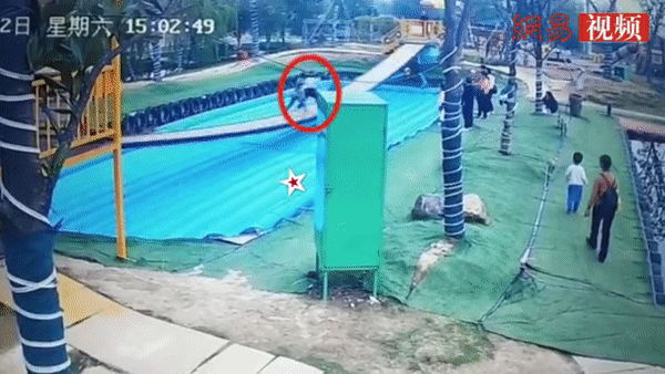 Đưa vợ con đến khu du lịch tham quan, người đàn ông tò mò thử nghiệm chơi cầu xích đu bất ngờ ngã nhào rồi tử vong vài phút sau đó-1