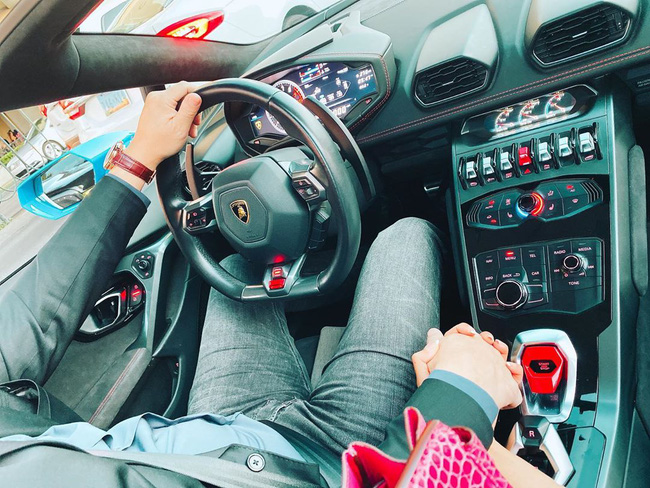 Tiếp tục đăng hình nửa kín nửa hở, Phạm Hương khiến người hâm mộ tò mò về chân dung của bạn trai đại gia-2