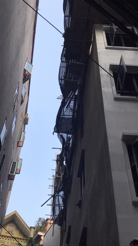 Hà Nội: Sập giàn giáo khi đang thi công xây dựng khiến 2 người rơi từ tầng 5-2