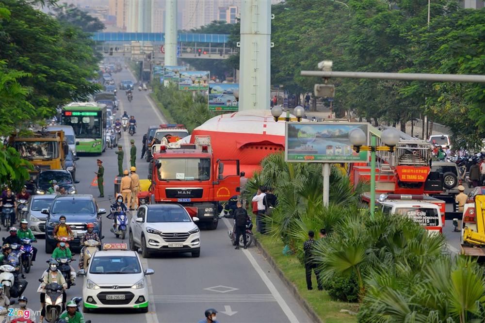 Nam thanh niên cố thủ trên cột điện cao thế-3