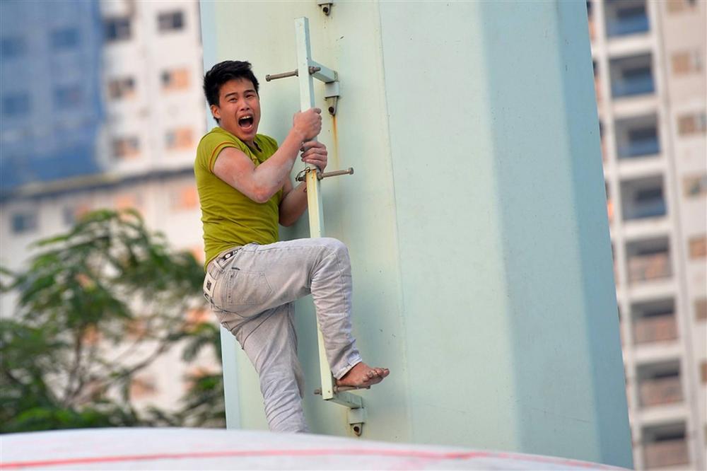 Nam thanh niên cố thủ trên cột điện cao thế-10