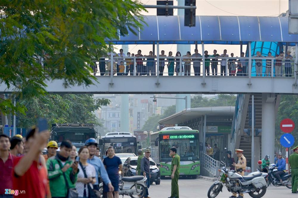 Nam thanh niên cố thủ trên cột điện cao thế-9