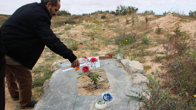 Chuyện về người đàn ông dành cả đời để chôn cất người di cư tử nạn khi chưa kịp đến miền đất hứa: Tôi là gia đình của họ”-4