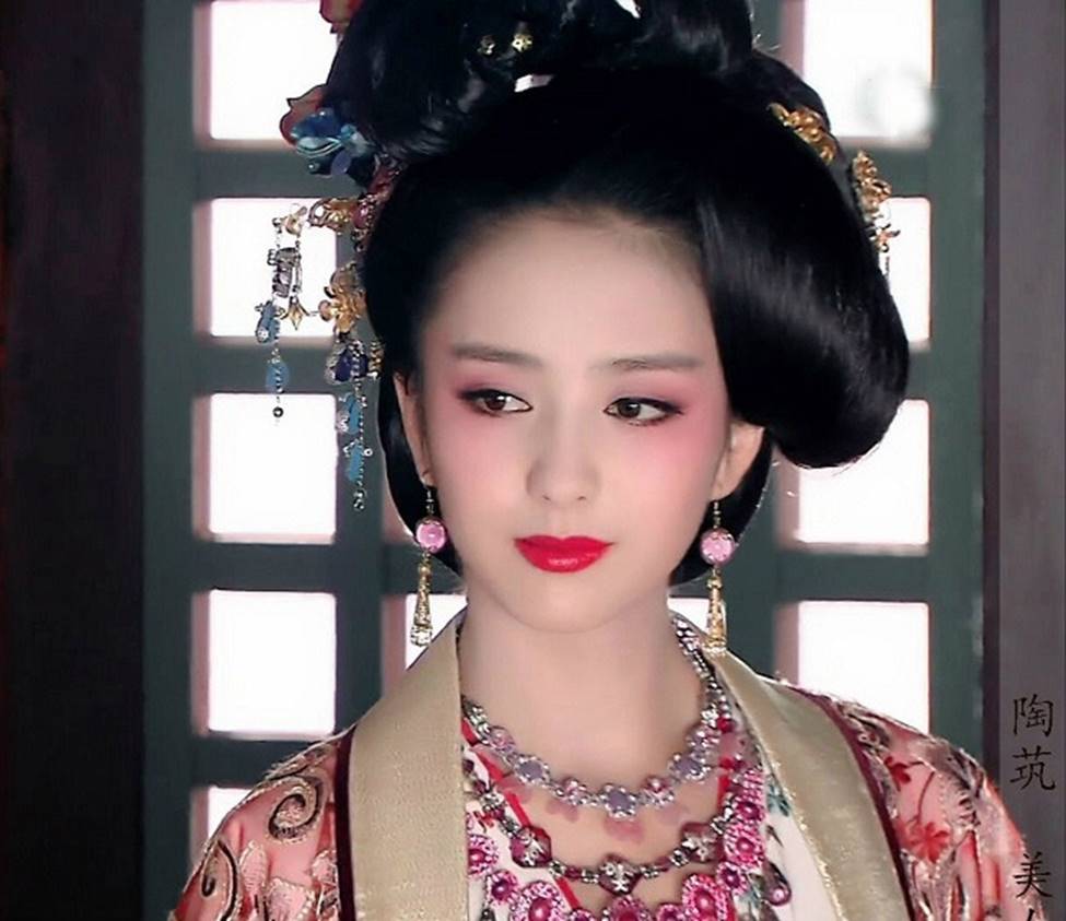 Địch Lệ Nhiệt Ba mất khỏi Tứ đại mỹ nhân Tân Cương, cô gái soán ngôi gây bất ngờ-17