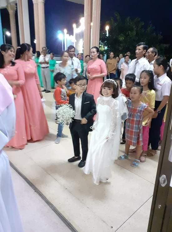 Đám cưới của cặp đôi tí hon từng bị nhầm là con nít ranh” chính thức tổ chức tại quê nhà, vẻ lạ lẫm của cô dâu mới khiến MXH chú ý-5