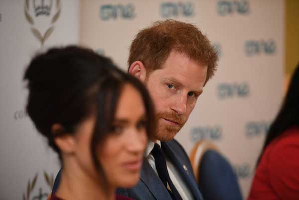 Meghan Markle bị cáo buộc lợi dụng chồng để đối phó với sự soi mói của truyền thông và chống lại Hoàng gia Anh-1
