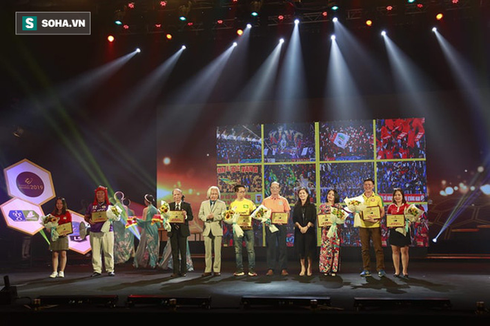 Văn Quyết: Tôi chạnh lòng vì không được giải Cầu thủ xuất sắc nhất V.League 2019-10