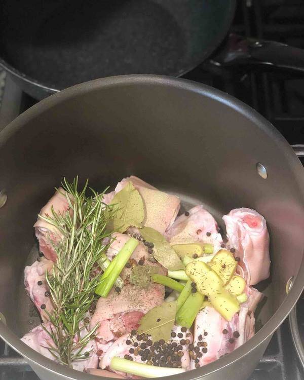 Để móng giò thơm, giòn sần sật, chỉ cần cho ngâm trong nước này 10 phút, bất ngờ sẽ đến-1