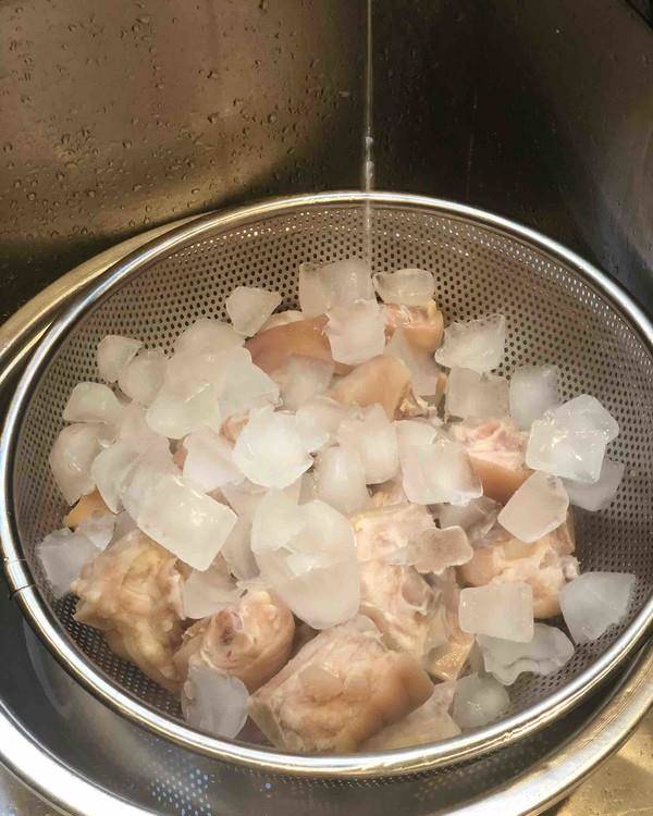 Để móng giò thơm, giòn sần sật, chỉ cần cho ngâm trong nước này 10 phút, bất ngờ sẽ đến-2