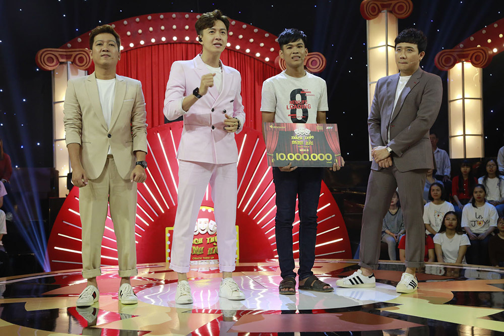 Trấn Thành, Trường Giang, Ngô Kiến Huy bị bắt quỳ gối giữa sân khấu-11