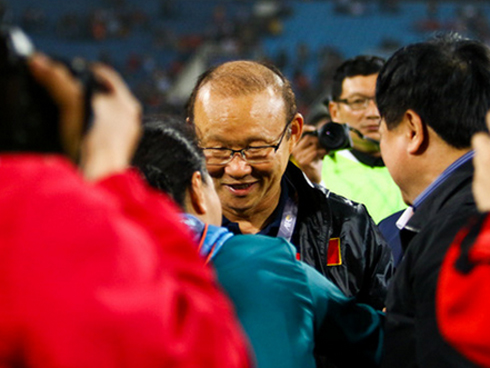 HLV Park Hang Seo chia sẻ xúc động trong ngày gia hạn hợp đồng với VFF-4
