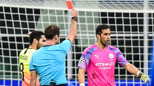 Ngày đen đủi của nhà vô địch nước Anh tại Champions League: Thủ môn số 1 chấn thương, thủ môn thứ 2 vào thay rồi ăn thẻ đỏ-2