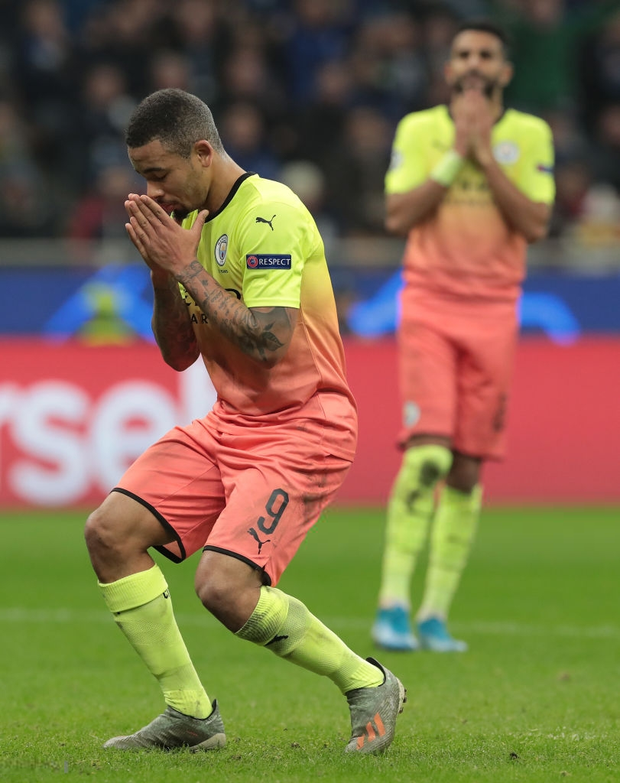 Ngày đen đủi của nhà vô địch nước Anh tại Champions League: Thủ môn số 1 chấn thương, thủ môn thứ 2 vào thay rồi ăn thẻ đỏ-8